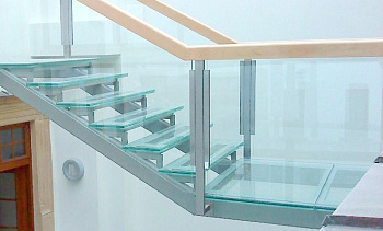 Стеклянные ступени и стеклянная площадка на лестнице в Перми. Готовые проекты ПерилаГлавСнаб