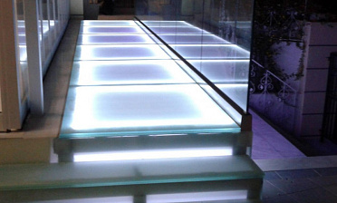 Стеклянный подиум со ступенями с подсветкой купить в Перми