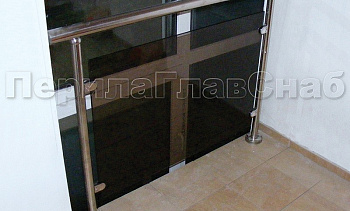 Ограждения со стеклом с крепление в пол окна на лестничной площадке в Перми. Готовые проекты ПерилаГлавСнаб