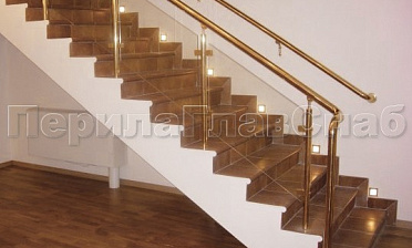 Ограждение лестницы с прозрачным стеклом, стойками и поручнем из латуни купить в Перми