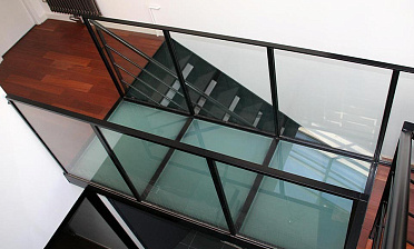 Стеклянный пол для легкого перекрытия между этажами купить в Перми