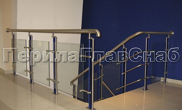 Ограждение со стойками с акриловыми вставками на спайдерных стеклодержателях купить в Перми