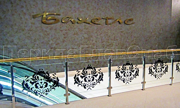 Ограждение лестницы на квадратных стойках с латунным поручнем купить в Перми