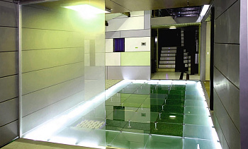 Подсветка стеклянного пола в гостинице в Перми. Готовые проекты ПерилаГлавСнаб