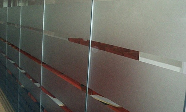 Стеклянные перегородки в офисе с закаткой пленки купить в Перми