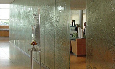 Стеклянные перегородки с декоративным рельефом в офисе купить в Перми