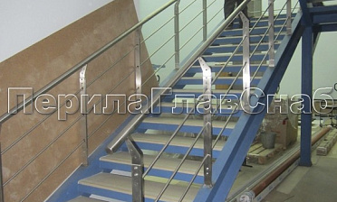 Ограждение с нестандартными нержавеющими стойками и ригельным заполнением купить в Перми