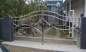 Нержавеющие двустворчатые калитки с вертикальным заполнением в Перми. Готовые проекты ПерилаГлавСнаб