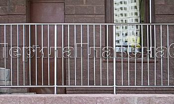 Перила на балкон с вертикальным заполнением в Перми. Готовые проекты ПерилаГлавСнаб Перила на балкон с вертикальным заполнением в Перми. Готовые проекты ПерилаГлавСнаб