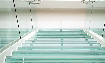 Стеклянные ступени на косоурной лестнице в доме в Перми. Готовые проекты ПерилаГлавСнаб