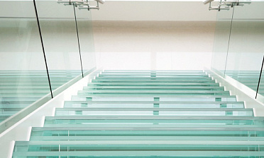 Стеклянные ступени на косоурной лестнице в доме купить в Перми