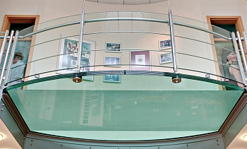 Стеклянный пол на внутреннем выступе атриума в Перми. Готовые проекты ПерилаГлавСнаб