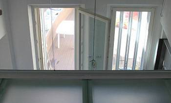 Стеклянное перекрытие из матового стекла на внутреннем балконе в Перми. Готовые проекты ПерилаГлавСнаб