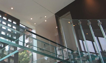 Стеклянные полы на площадке маршевой лестницы купить в Перми