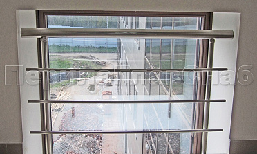 Межэтажное ограждение из нержавеющей стали с торцевым креплением для окон купить в Перми