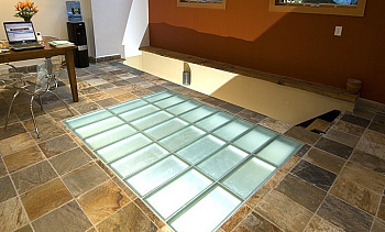 Подсветка стеклянного пола в доме в Перми. Готовые проекты ПерилаГлавСнаб