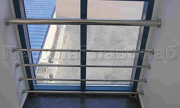 Ограждение на окнах из нержавещей трубы с ригелями купить в Перми