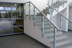 Стеклянные перила для колодезных лестниц в Перми. Готовые проекты ПерилаГлавСнаб - фото 5 Стеклянные перила для колодезных лестниц в Перми. Готовые проекты ПерилаГлавСнаб - фото 5