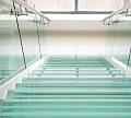 Стеклянные ступени на косоурной лестнице в доме в Перми. Готовые проекты ПерилаГлавСнаб - фото 1