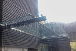 Стеклянные козырьки на спайдерах в Перми. Готовые проекты ПерилаГлавСнаб - фото 7