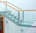 Стеклянные ступени и стеклянная площадка на лестнице в Перми. Готовые проекты ПерилаГлавСнаб - фото 1