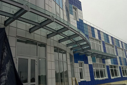 Стеклянные козырьки на спайдерах в Перми. Готовые проекты ПерилаГлавСнаб - фото 1