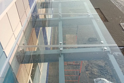 Стеклянные козырьки на спайдерах в Перми. Готовые проекты ПерилаГлавСнаб - фото 9