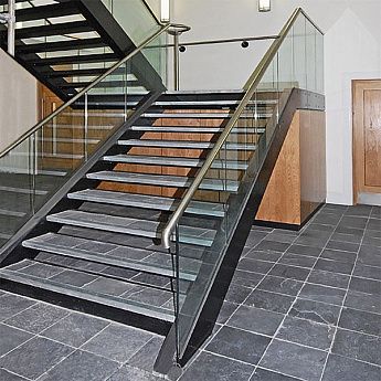 Ограждение маршевых лестниц со стеклом