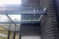 Стеклянные козырьки на спайдерах в Перми. Готовые проекты ПерилаГлавСнаб - фото 5